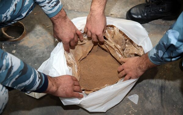 На Билясуварском таможенном посту таможенники перехватили крупную партию наркотических средств - Sputnik Азербайджан