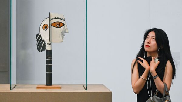 Женщина смотрит на работу Пабло Пикассо Голова женщины в арт-галерее в Пекине - Sputnik Азербайджан