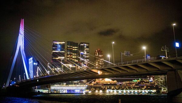 Мост Эразма подсвечивается цветами голландского флага в Роттердаме - Sputnik Азербайджан
