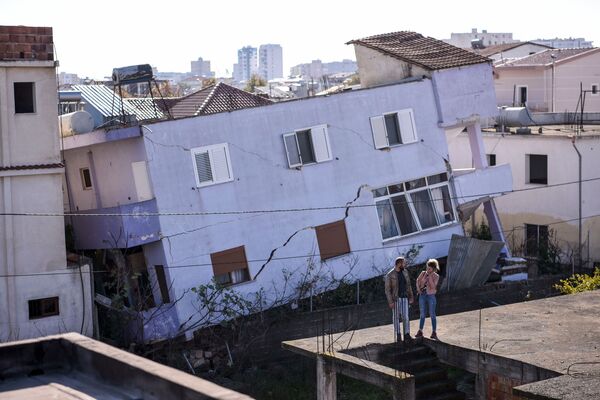 Разрушенное в результате землетрясения здание в албанском городе Дуррес - Sputnik Азербайджан