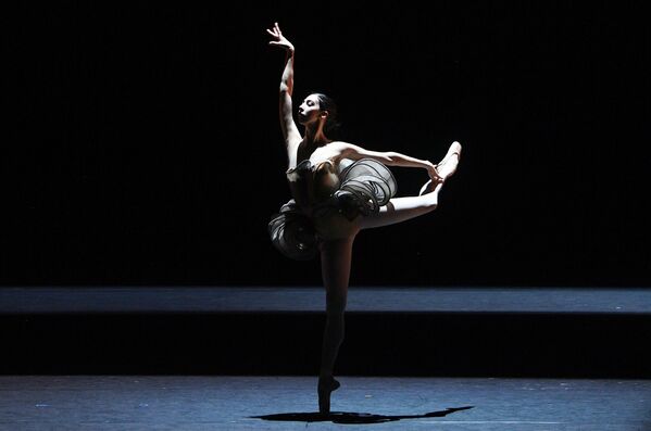 Ана Туразашвили в сцене из балета Как дыхание на исторической сцене Большого театра - Sputnik Азербайджан