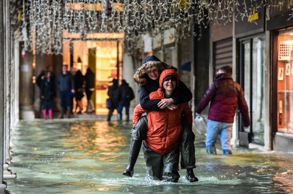 Туристы в Венеции во время наводнения Аква альта - Sputnik Азербайджан