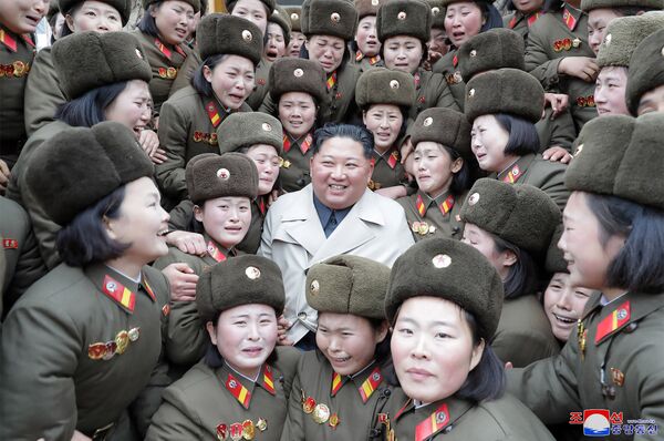 Лидер КНДР Ким Чен Ын с женским подразделением Корейской народной армии - Sputnik Азербайджан