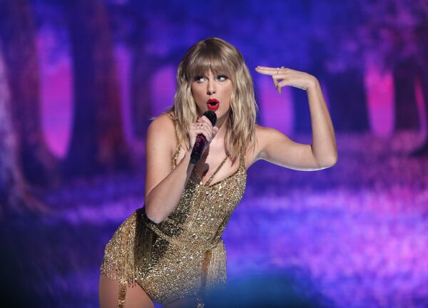 Певица Тейлор Свифт во время выступления на премии American Music Awards в Лос-Анджелесе - Sputnik Азербайджан