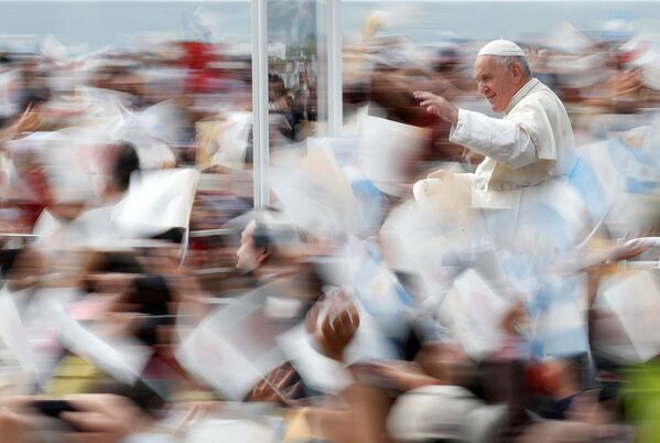 Папа римский Франциск во время священной мессы на бейсбольном стадионе в Нагасаки, Япония - Sputnik Азербайджан