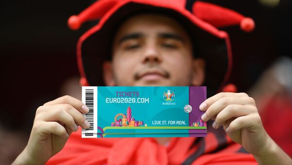 Болельщик показывает билет на матч Евро-2020 - Sputnik Azərbaycan