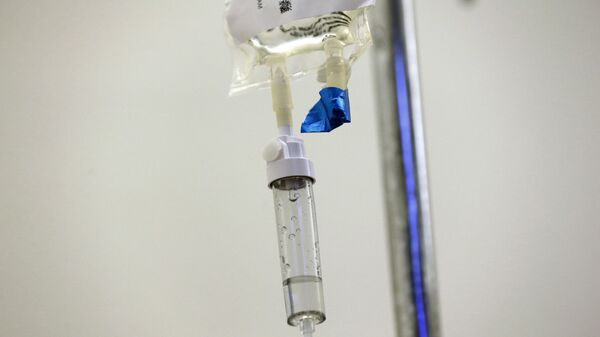Химиотерапевтические препараты вводятся пациенту в онкологической больнице - Sputnik Azərbaycan