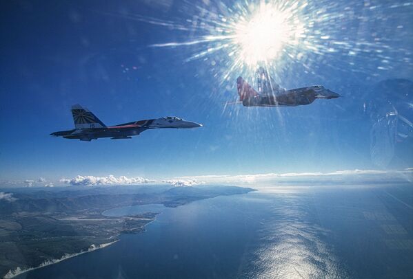 Пара МиГ-29 и Су-27 пилотажных групп Стрижи и Русские витязи над черным морем - Sputnik Азербайджан