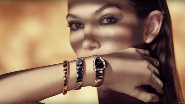 Ювелирный дом Bvlgari представил новые модели часов, напоминающие змей.  - Sputnik Азербайджан