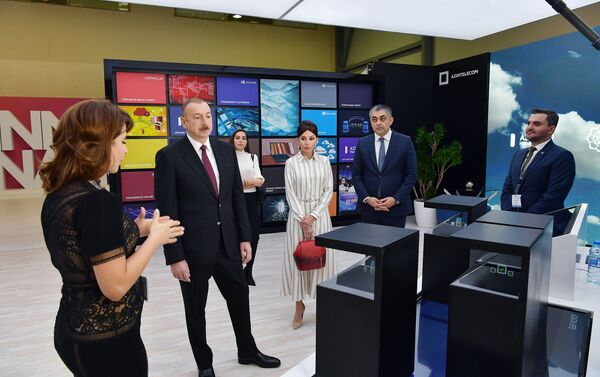 Президент Ильхам Алиев и Первая леди Мехрибан Алиева ознакомились с выставкой “Bakutel-2019” - Sputnik Азербайджан