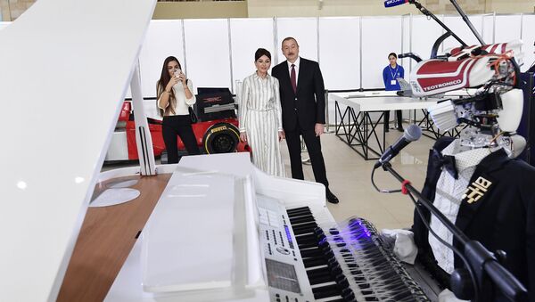 Президент Ильхам Алиев и Первая леди Мехрибан Алиева ознакомились с выставкой “Bakutel-2019” - Sputnik Azərbaycan