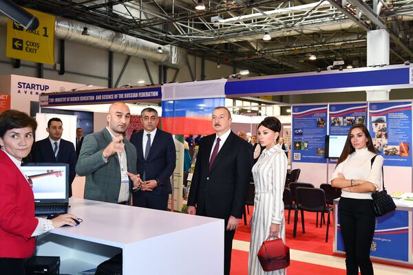Ильхам Алиев и Мехрибан Алиева ознакомились с выставкой Bakutel 2019 Ильхам Алиев и Мехрибан Алиева ознакомились с выставкой Bakutel 2019 - Sputnik Азербайджан