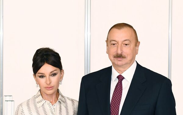 Президент Ильхам Алиев и Первая леди Мехрибан Алиева ознакомились с выставкой “Bakutel-2019” - Sputnik Азербайджан