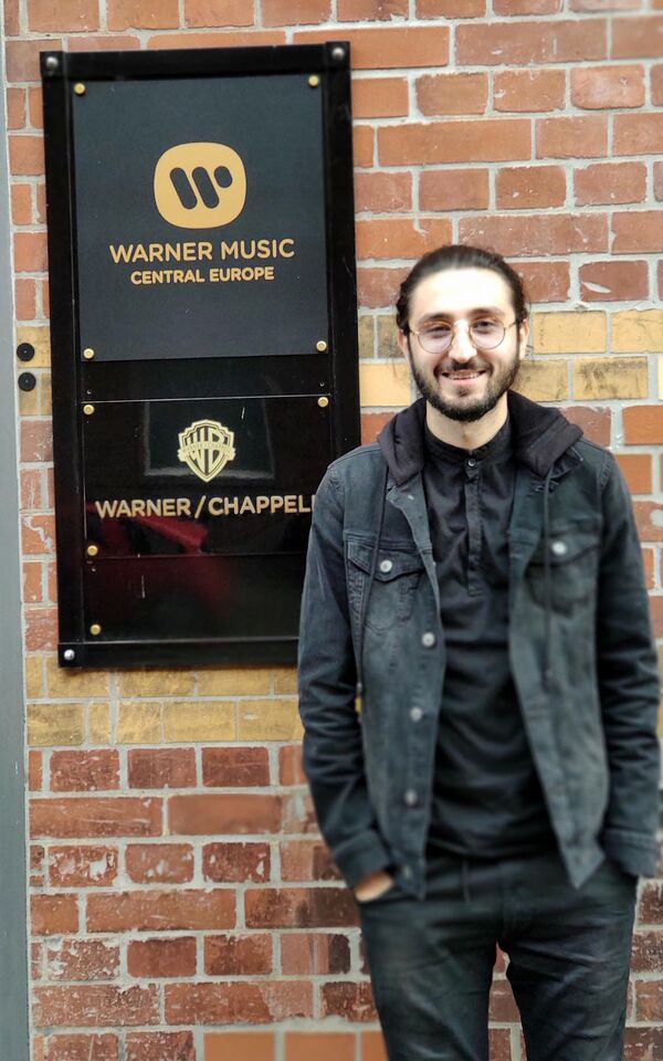 Какой азербайджанский артист первым подписал контракт с Warner Music Group? - Sputnik Азербайджан