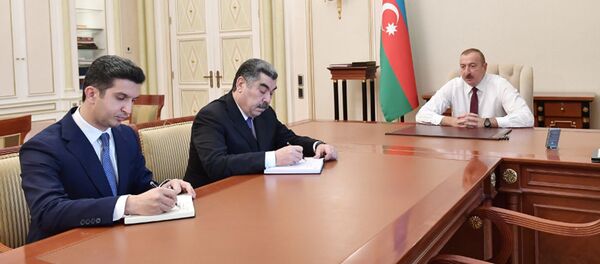 Президент Ильхам Алиев принял Рустама Халилова в связи с назначением главой исполнительной власти Гаджигабульского района и Вугара Новрузова в связи с назначением главой исполнительной власти города Нафталан - Sputnik Азербайджан