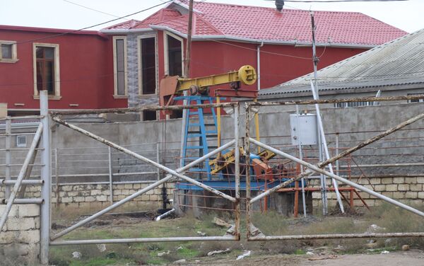 Неочищенные от нефти участки в поселке Бинагади  - Sputnik Азербайджан