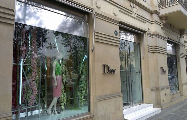В Баку закрывается бутик Dior В Баку закрывается бутик Dior - Sputnik Азербайджан