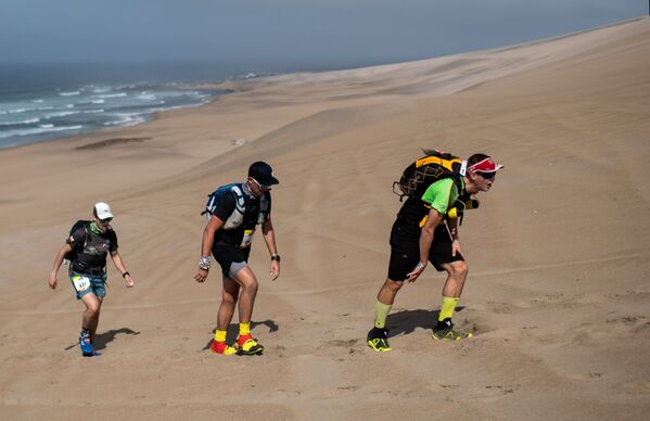 Участники первого этапа соревнования 2-го полумарафона Des Sables Ica Desert-Peru в Паракасе, Перу  - Sputnik Азербайджан