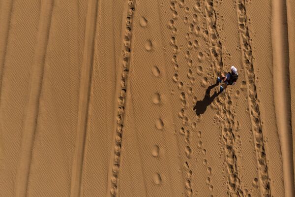 Участник второго этапа соревнования 2-го полумарафона Des Sables Ica Desert-Peru в Паракасе, Перу - Sputnik Азербайджан