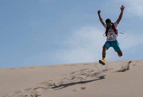 Участник второго этапа соревнования 2-го полумарафона Des Sables Ica Desert-Peru в Паракасе, Перу - Sputnik Азербайджан