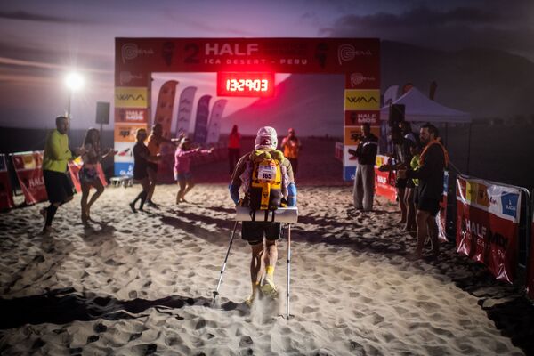 Спортсмен завершает второй этап 2-го полумарафона Des Sables Ica Desert-Peru в Паракасе, Перу - Sputnik Азербайджан