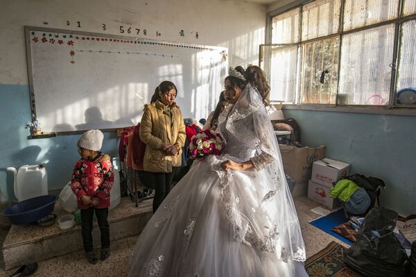 Беженка в день свадьбы в школе, переоборудованной под временное жилье в городе Эль-Хасака в Сирии - Sputnik Азербайджан