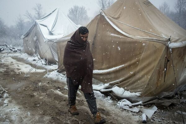 Беженец, идущий по лагерю в Боснии - Sputnik Азербайджан