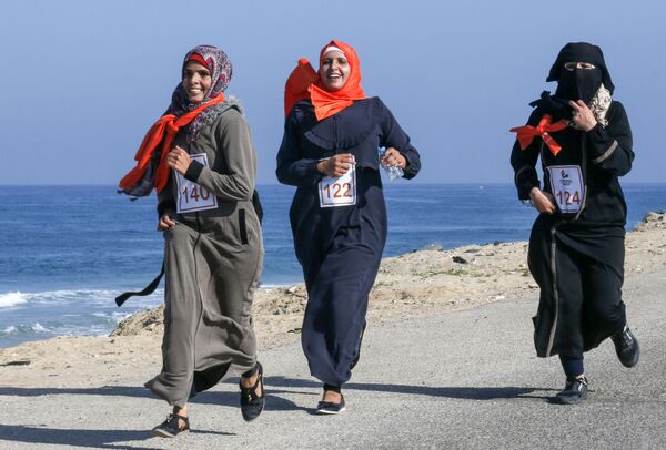 Палестинские женщины, бегущие марафон в секторе Газа - Sputnik Азербайджан