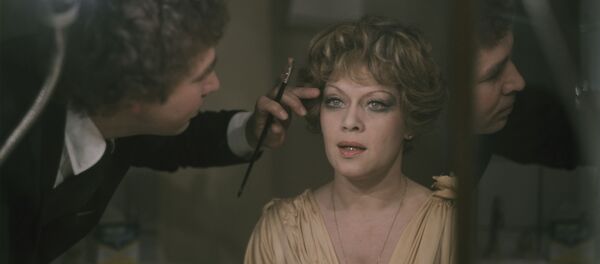 Художник-модельер Вячеслав Зайцев и актриса Алиса Фрейндлих в гримерной перед спектаклем Вишневый сад Художник-модельер Вячеслав Зайцев и актриса Алиса Фрейндлих в гримерной перед спектаклем Вишневый сад - Sputnik Азербайджан