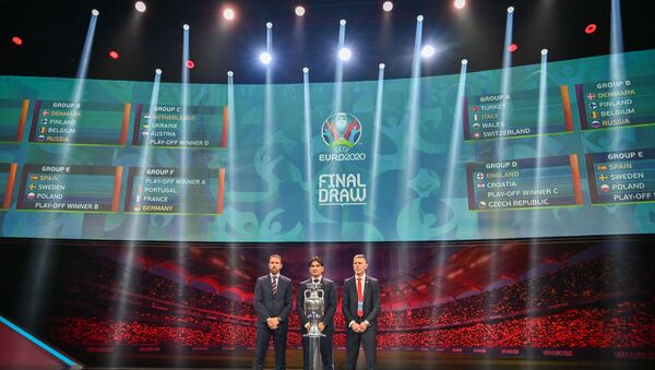 На днях в Бухаресте прошла церемония жеребьевки команд, которые примут участие в групповом этапе Чемпионата Европы по футболу - Sputnik Азербайджан