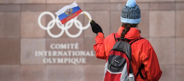 Российский флаг перед логотипом Международного олимпийского комитета Российский флаг перед логотипом Международного олимпийского комитета - Sputnik Азербайджан