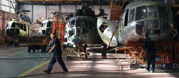 Ремонт вертолетов Ми-8 в цехе, фото из архива - Sputnik Азербайджан
