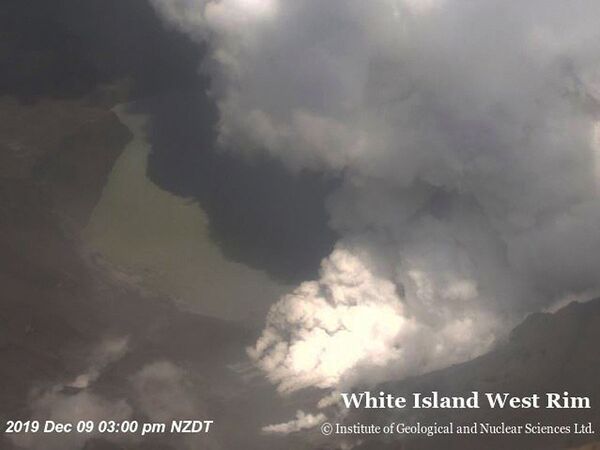 Вид с воздуха на извержение вулкана на острове Уайт-Айленд в Новой Зеландии - Sputnik Азербайджан