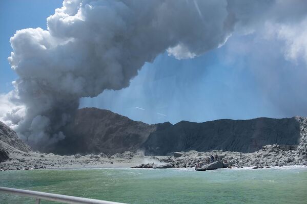 Извержение вулкана на острове Уайт-Айленд в Новой Зеландии - Sputnik Азербайджан