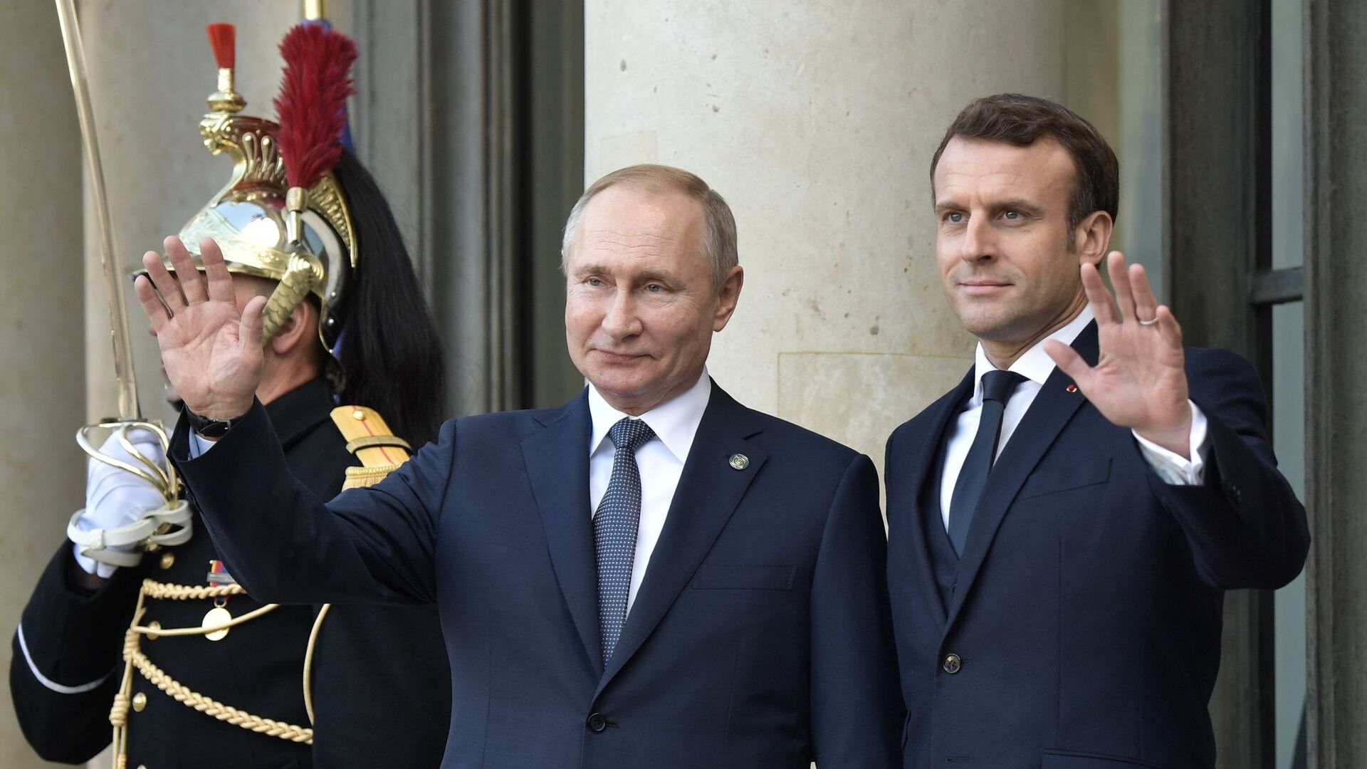 Президент РФ Владимир Путин и президент Франции Эммануэль Макрон на церемонии официальной встречи в Елисейском дворце - Sputnik Azərbaycan, 1920, 20.09.2022