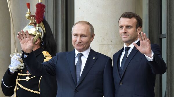 Президент РФ Владимир Путин и президент Франции Эммануэль Макрон на церемонии официальной встречи в Елисейском дворце - Sputnik Azərbaycan