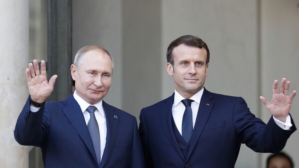 Президент Эммануил Макрон (справа) и президент России Владимир Путин машут в Елисейском дворце в понедельник, 9 декабря 2019 года в Париже - Sputnik Азербайджан