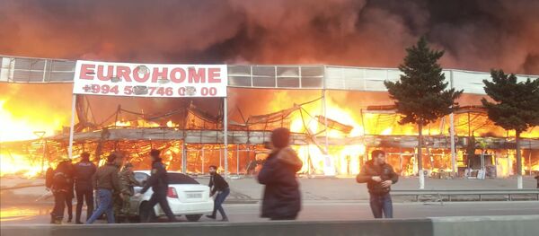 Сильный пожар на рынке стройматериалов в Баку – видео с места происшествия Сильный пожар на рынке стройматериалов в Баку – видео с места происшествия - Sputnik Азербайджан