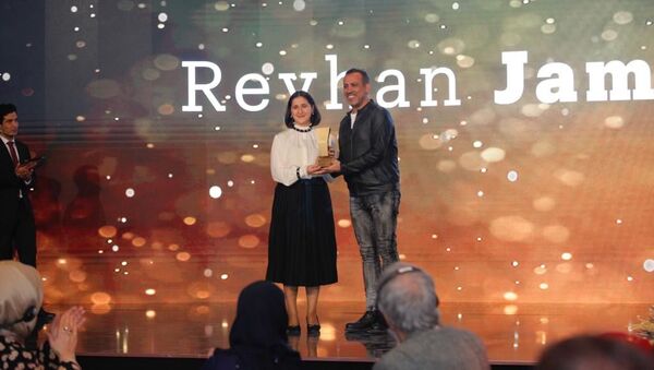 Азербайджанская школьница Рейхан Джамалова получила молодежную премию TRT World Citizen Awards в Турции - Sputnik Азербайджан