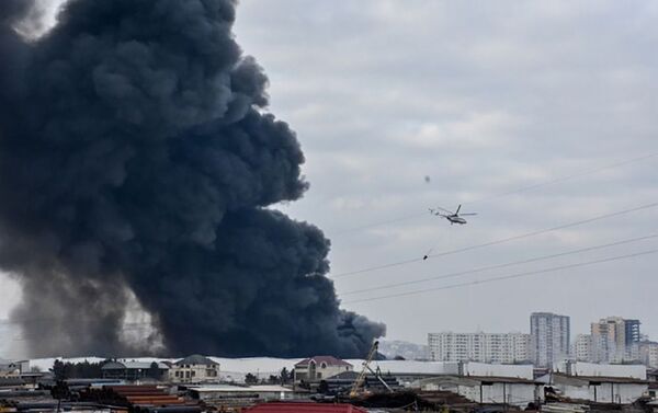 К тушению пожара в ТЦ EuroHome привлечены самолет и три вертолета - Sputnik Azərbaycan
