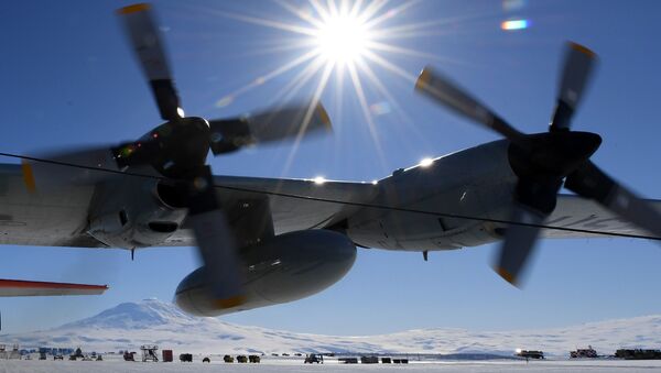 C-130 Hercules təyyarəsi Antarktidada - Sputnik Azərbaycan