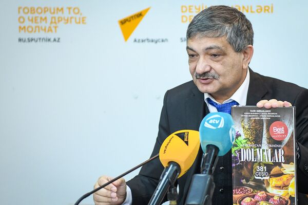 Президент Ассоциации национальной кулинарии и Центра кулинарии Таир Амирасланов - Sputnik Азербайджан
