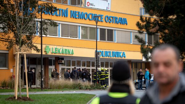 Polislər Çexiyada Ostrava şəhərində atışma baş verən xəstəxananın qarşısında - Sputnik Azərbaycan