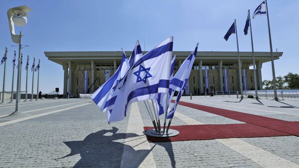 Израильские флаги развеваются перед Кнессетом (израильский парламент) - Sputnik Азербайджан