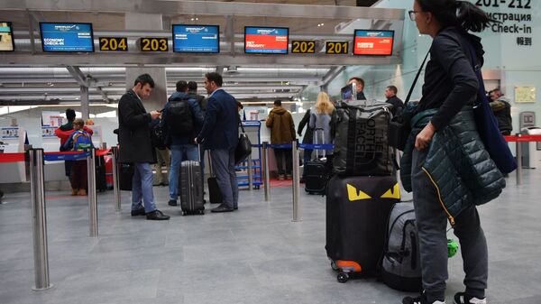 Пассажиры у стойки регистрации в аэропорту Пулково - Sputnik Азербайджан