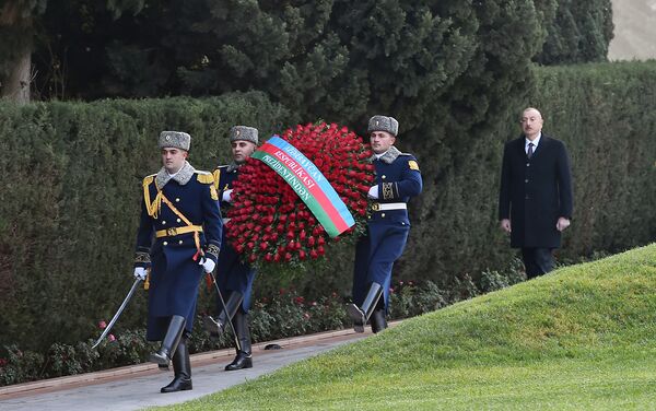 Президент Ильхам Алиев и Первая леди Мехрибан Алиева посетили могилу общенационального лидера Гейдара Алиева - Sputnik Азербайджан