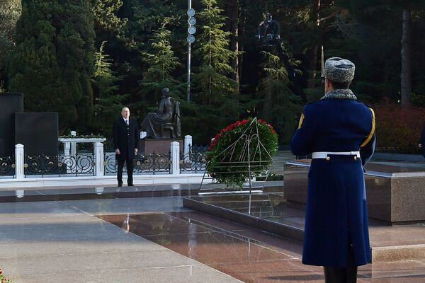 Президент Ильхам Алиев и Первая леди Мехрибан Алиева посетили могилу общенационального лидера Гейдара Алиева - Sputnik Азербайджан