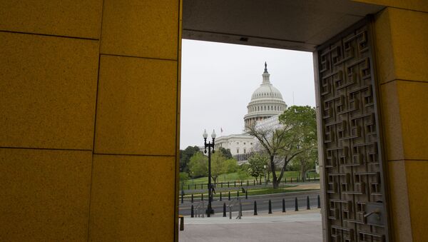 Здание Капитолия в Вашингтоне через двери офисного здания - Sputnik Azərbaycan