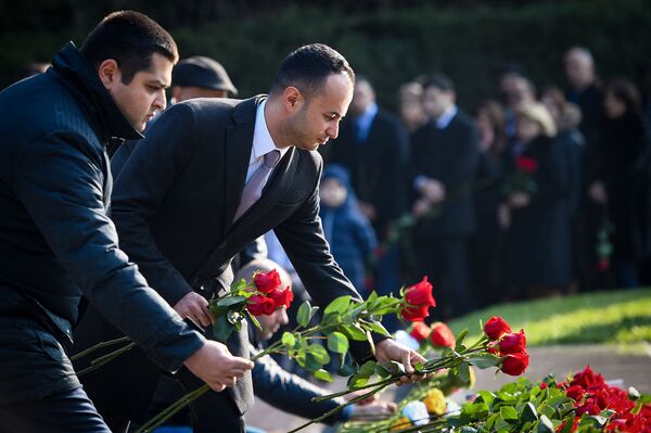Азербайджанский народ чтит память Общенационального лидера Гейдара Алиева - Sputnik Азербайджан