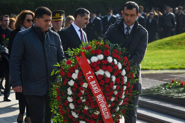 Азербайджанский народ чтит память Общенационального лидера Гейдара Алиева - Sputnik Azərbaycan